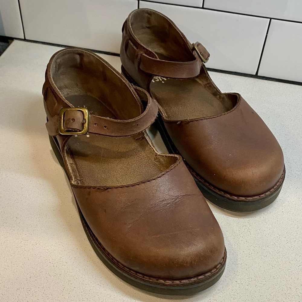 Women’s handmade leather Mary Jane style shoes